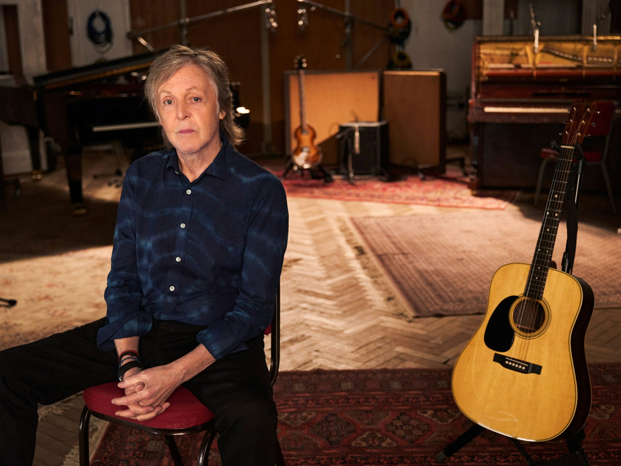 Sir Paul McCartney sitzt im Studio 2 der Abbey Road Studios bei Dreharbeiten des Dokumentarfilms „If These Walls Could Sing“ (2022). Der Ex-Beatle trauert um seinen einstigen Band-Kollegen bei den Wings, Denny Laine.