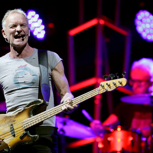 Sting spielt auf einer Gitarre.