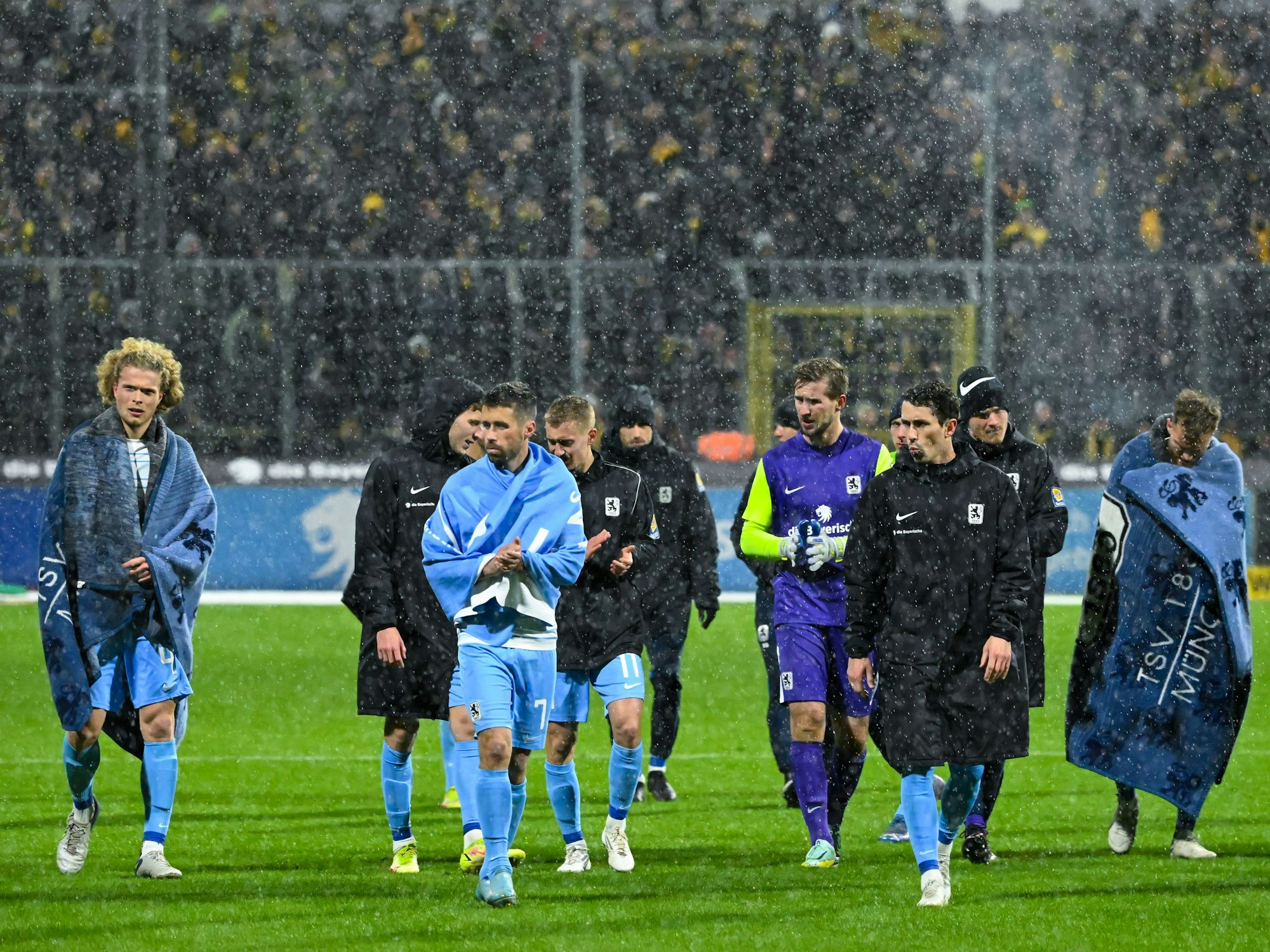 Die Spieler von München gehen nach dem Spiel über den Platz.