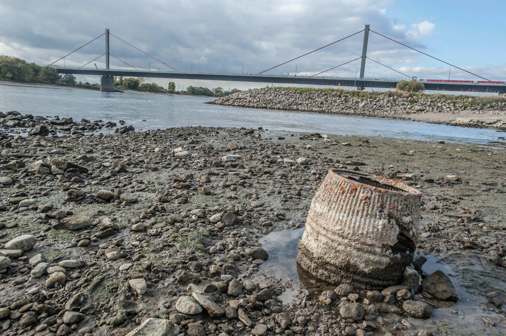 Klimawandel: Im Sommer 2018 war der Rheinpegel extrem niedrig.