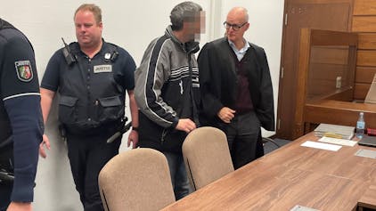 Der Angeklagte mit seinem Verteidiger Peter Syben beim Prozessauftakt im Landgericht Köln