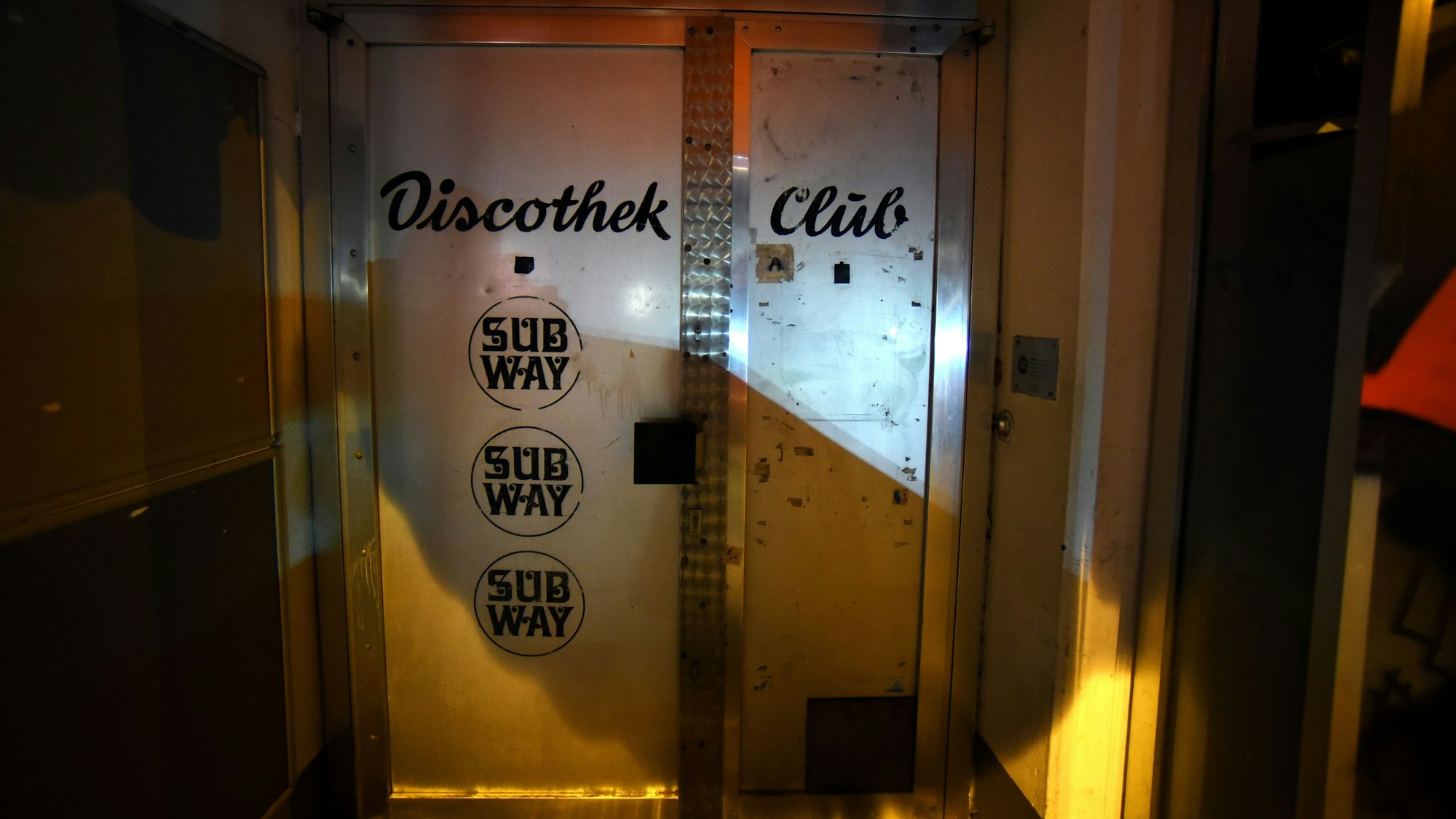 Zu sehen ist die Eingangstür des Clubs Subway.