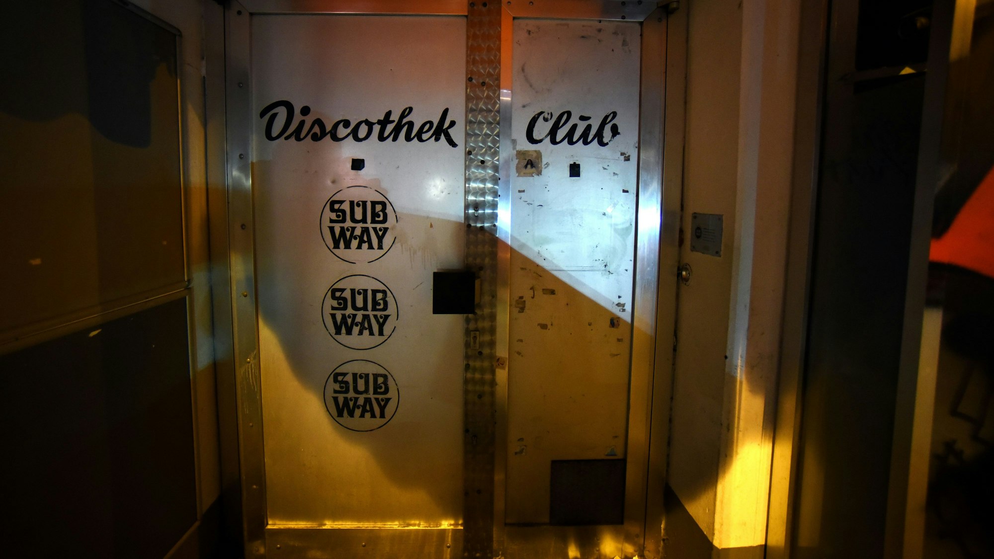 Eine silberne Tür mit der Aufschrift Diskothek Club.