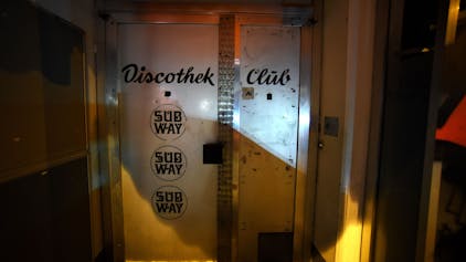 Zu sehen ist die Eingangstür des Clubs Subway.