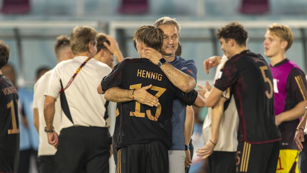 Christian Wück umarmt seine Spieler nach dem Halbfinale der U17-WM.