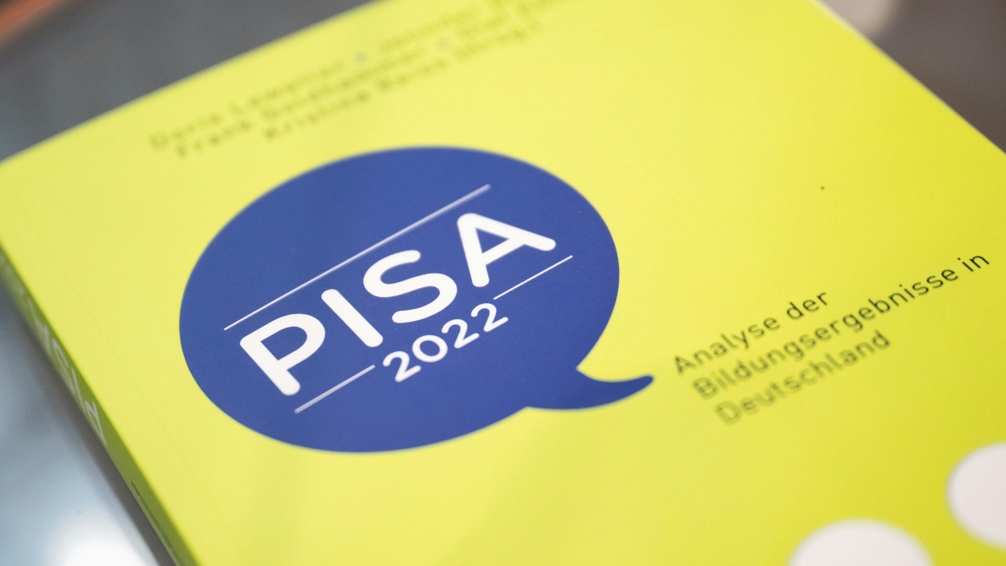 Bei der Vorstellung der Pisa-Studie 2022 in der Bundespressekonferenz liegt ein Exemplar der Studie auf einem Tisch.