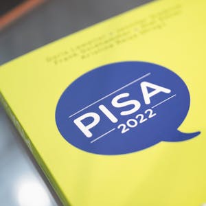 Bei der Vorstellung der Pisa-Studie 2022 in der Bundespressekonferenz liegt ein Exemplar der Studie auf einem Tisch.