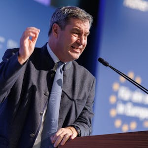 Markus Söder (CSU), Ministerpräsident von Bayern, spricht an einem Rednerpult. (Symbolbild)