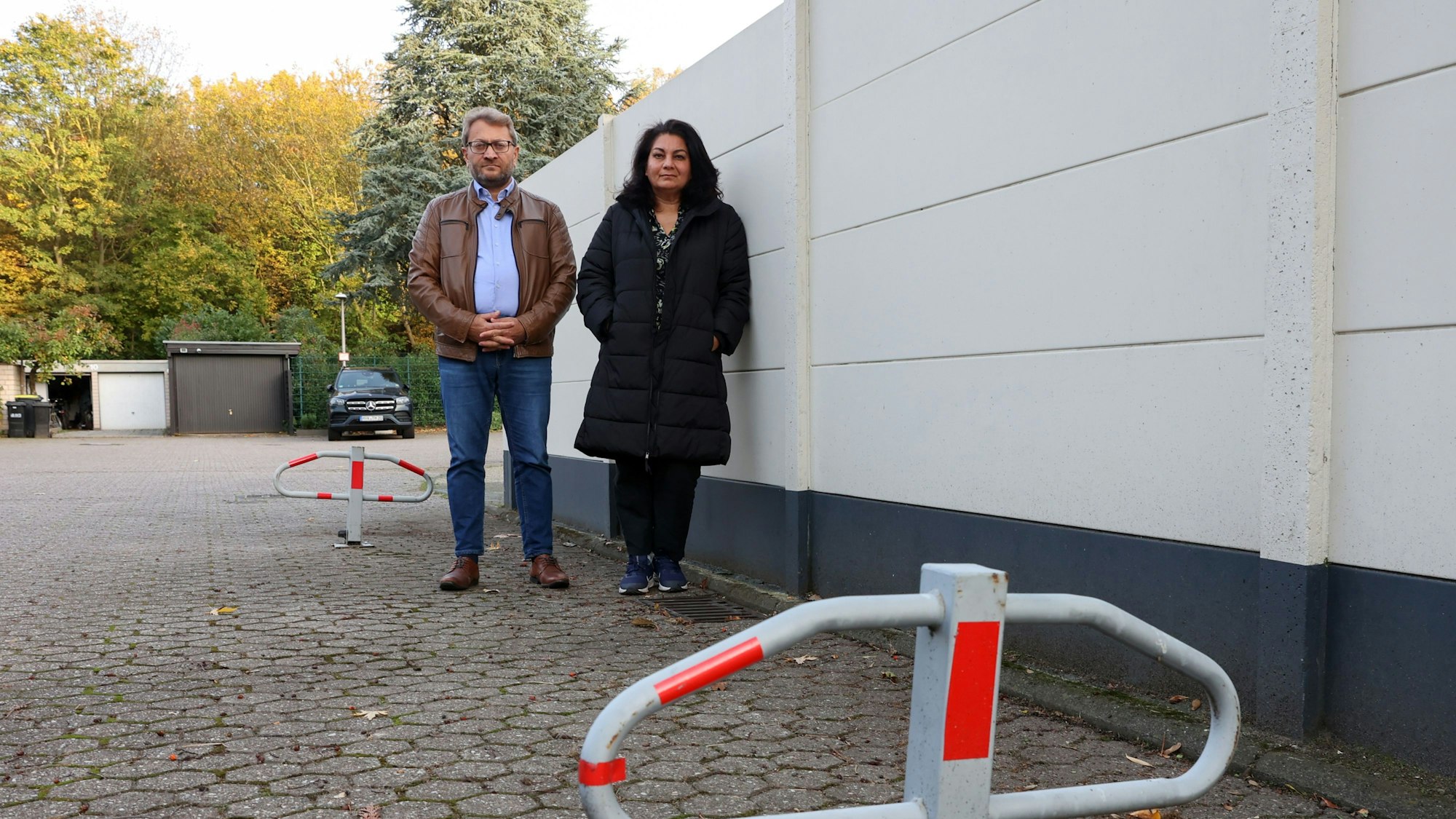 Latif Bekiri und Perwin Sakar auf der Privatstraße vor ihrem Haus.