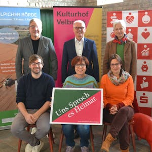 Repräsentanten der Leader-Region Zülpicher Börde und des Kulturhofs Velbrück präsentieren das Projekt „Uns Sproch es Heimat“.