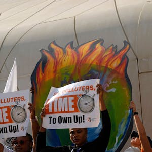 Demonstranten halten Plakate mit der Aufschrift ‚big polluters, time to own up‘ nehmen an einer Demonstration gegen fossile Brennstoffe während der Weltklimakonferenz der Vereinten Nationen (COP28) teil.