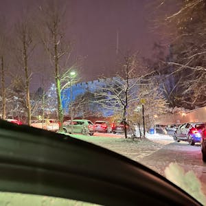 Das Foto aus einem Auto zeigt das Verkehrs-Chaos aus dem Parkplatz vor dem Phantasialand.