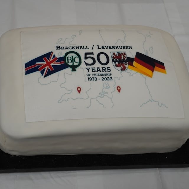 Kuchen zum Geburtstag: 50 Jahre Städtepartnerschaft Bracknell-Leverkusen