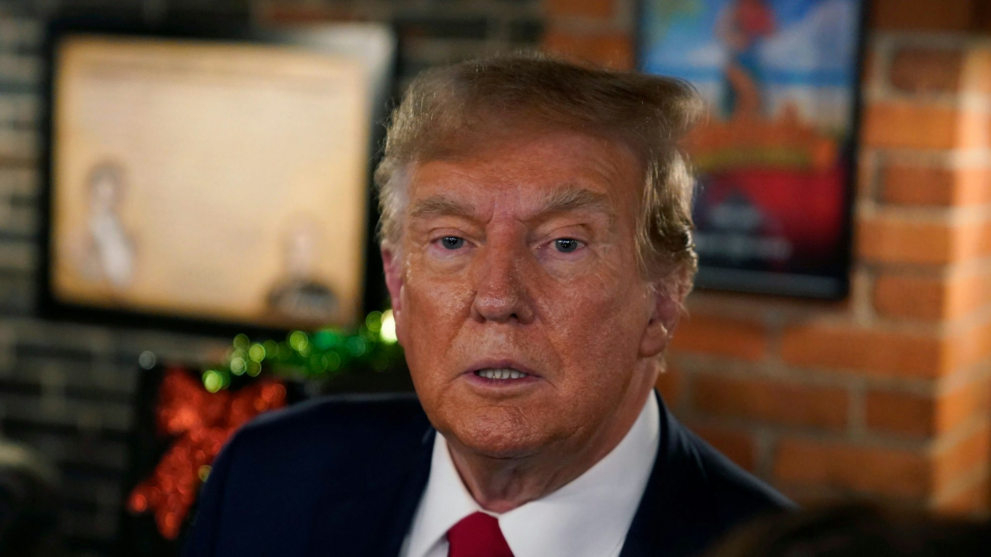 Donald Trump, ehemaliger Präsident der USA, spricht am 5. Dezember in Davenport mit Anhängerinnen und Anhängern während eines Besuchs im Front Street Pub & Eatery.