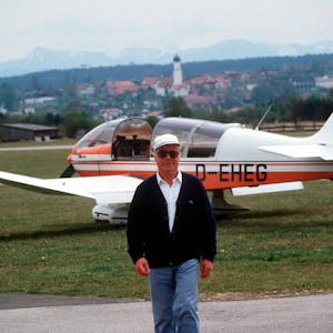 Der deutsche Schauspieler und Hobbyflieger Heinz Rühmann im Mai 1981 vor seinem Flugzeug, das jetzt in Oberberg seine letzte Reise antrat.