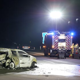 Ein verunfalltes Auto steht auf der Autobahn 555 zwischen Köln und Bonn. Zwei Menschen sind bei dem Unfall gestorben.&nbsp;