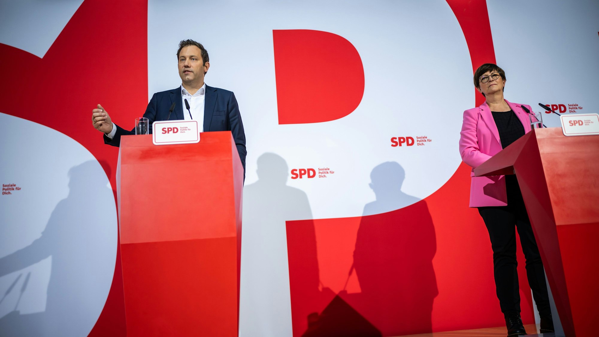13.11.2023, Berlin: Saskia Esken und Lars Klingbeil, beide SPD Co-Vorsitzende, nehmen an einer Pressekonferenz nach den Gremiensitzungen der SPD Bundesspitze teil.