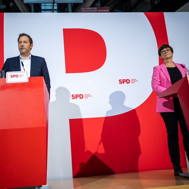13.11.2023, Berlin: Saskia Esken und Lars Klingbeil, beide SPD Co-Vorsitzende, nehmen an einer Pressekonferenz nach den Gremiensitzungen der SPD Bundesspitze teil.&nbsp;