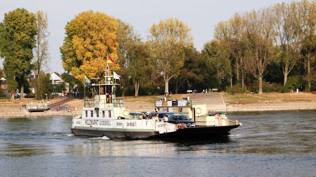 Zu sehen ist eine Fähre beim Überqueren des Rheins.