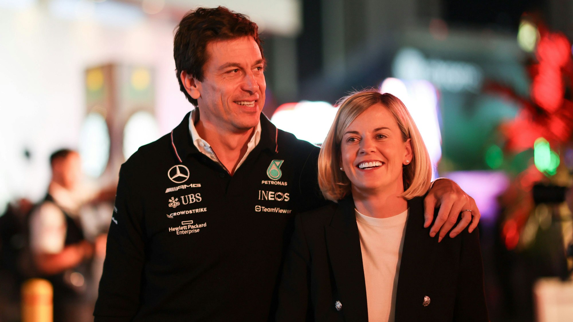 Mercedes-Teamchef Toto Wolff (l.) mit seiner Frau Susie Wolff im Arm.