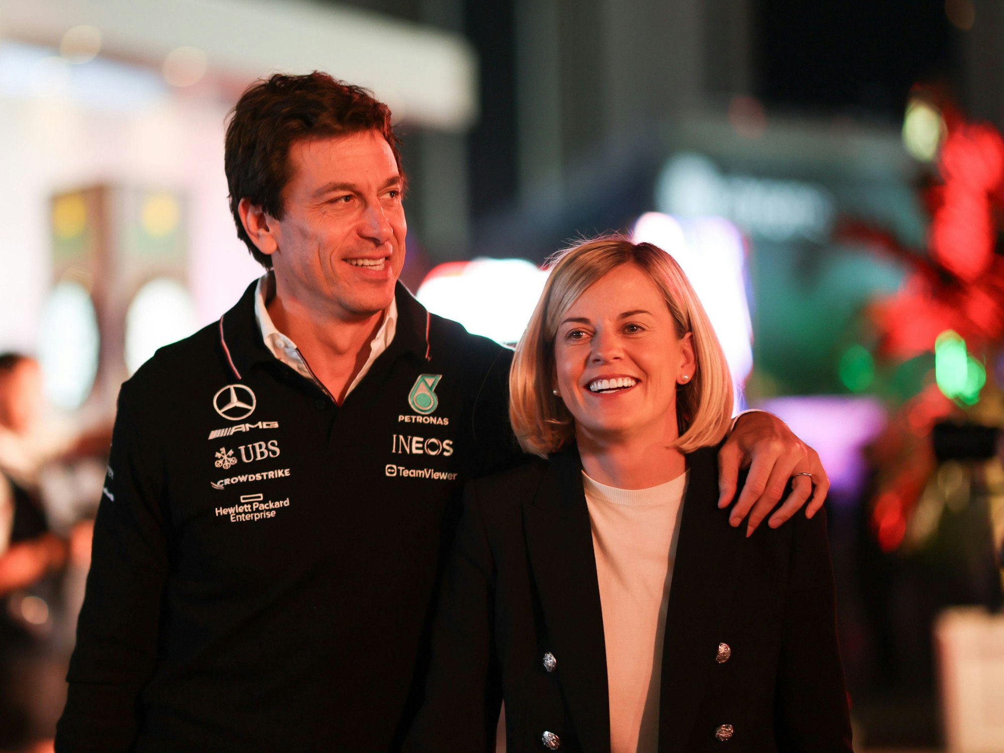 Mercedes-Teamchef Toto Wolff gemeinsam mit seiner Ehefrau Susie beim Großen Preis von Las Vegas am 19. November 2023.