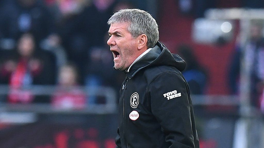 Friedhelm Funkel schreit bei einem Spiel von Fortuna Düsseldorf in seiner Coaching-Zone.