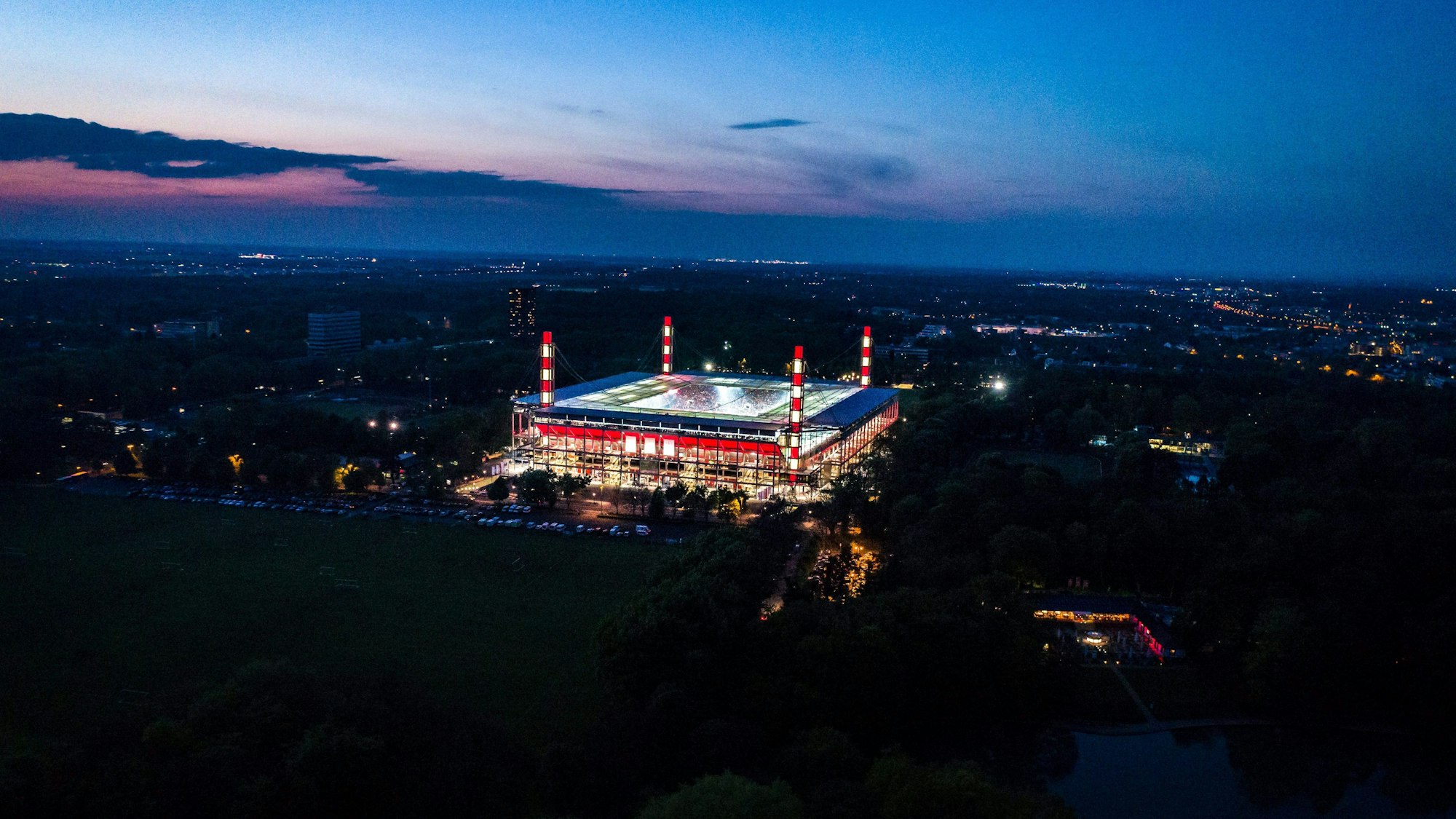 Außenansicht des Rhein-Energie-Stadions in der Abenddämmerung