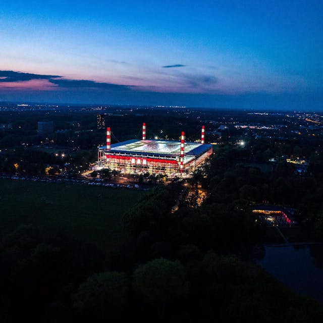 Außenansicht des Rhein-Energie-Stadions in der Abenddämmerung
