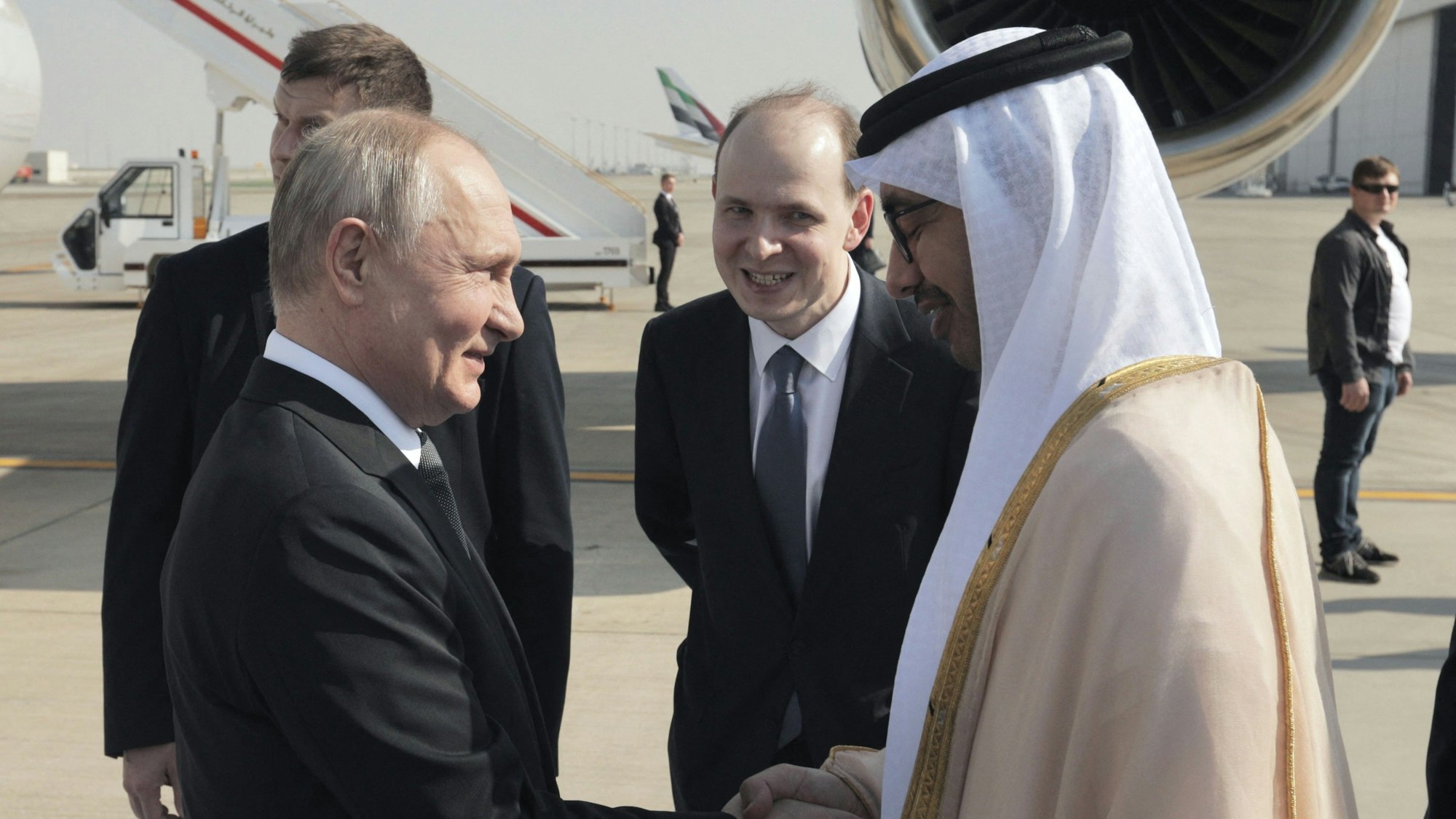 Russlands Präsident Wladimir Putin schüttelt dem Präsidenten der Vereinigten Arabischen Emirate, Scheich Mohamed bin Zayed Al Nahyan, die Hand.