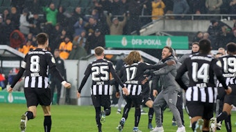 Die Gladbach-Spieler rennen umher, um den Treffer von Manu Koné zu bejubeln.