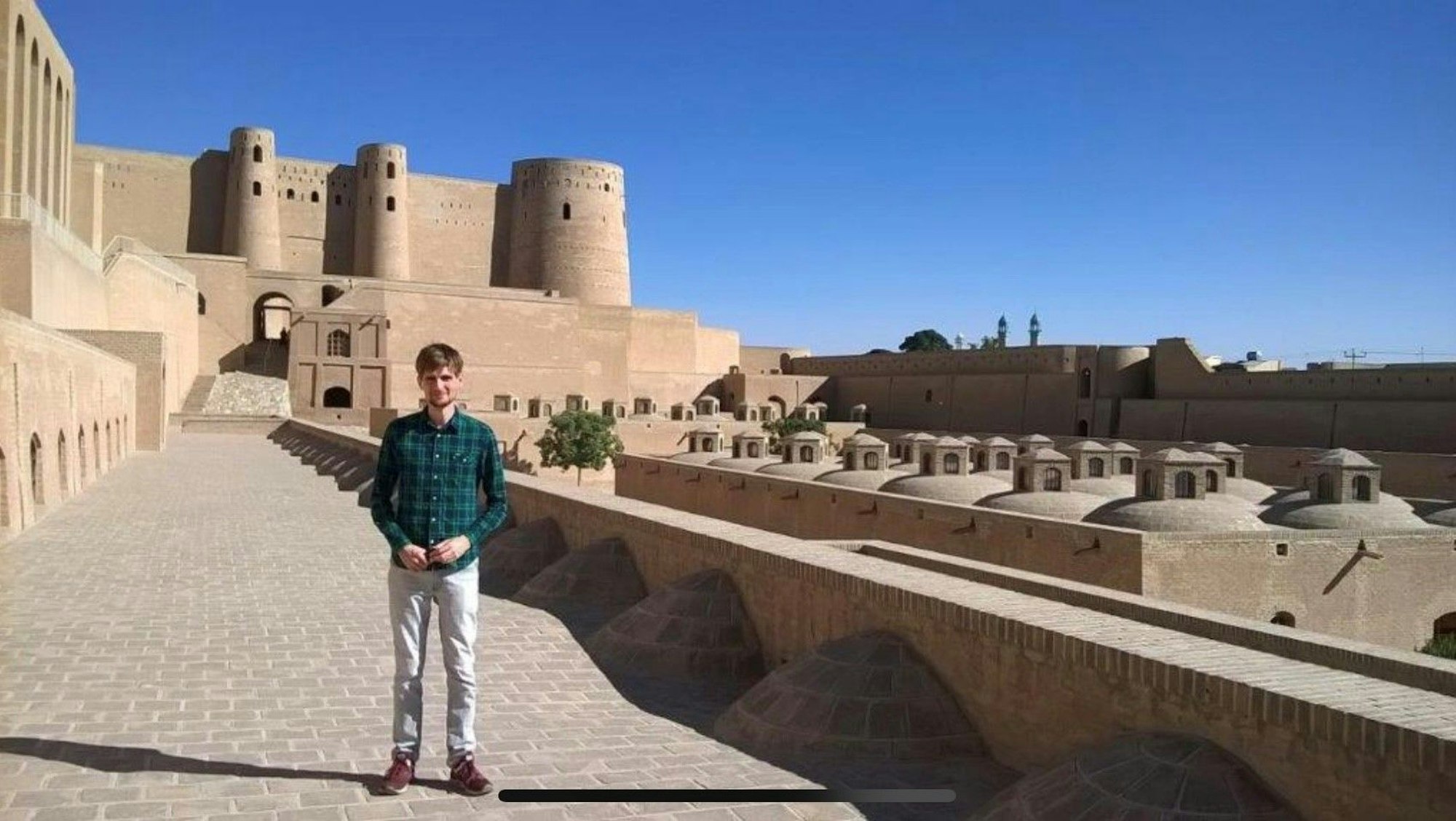 Das Foto zeigt Arvid Bell bei der Zitadelle von Herat, West-Afghanistan.