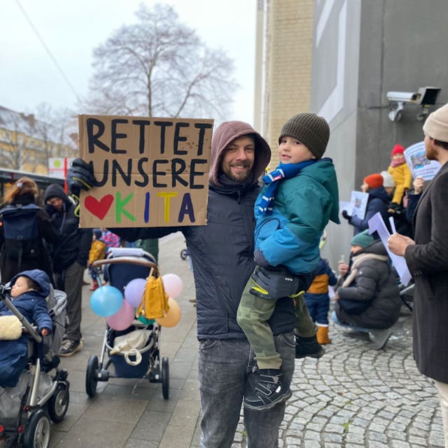 Eltern und Kinder demonstrierten vor dem Lindenthaler Bezirksrathaus für den Erhalt ihrer Kita.