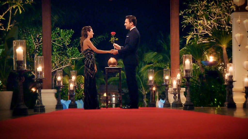 RTL-Rosenkavalier Daniel Völz überreicht im Finale von „Der Bachelor“ 2018 seine letzte Rose an Kristina.