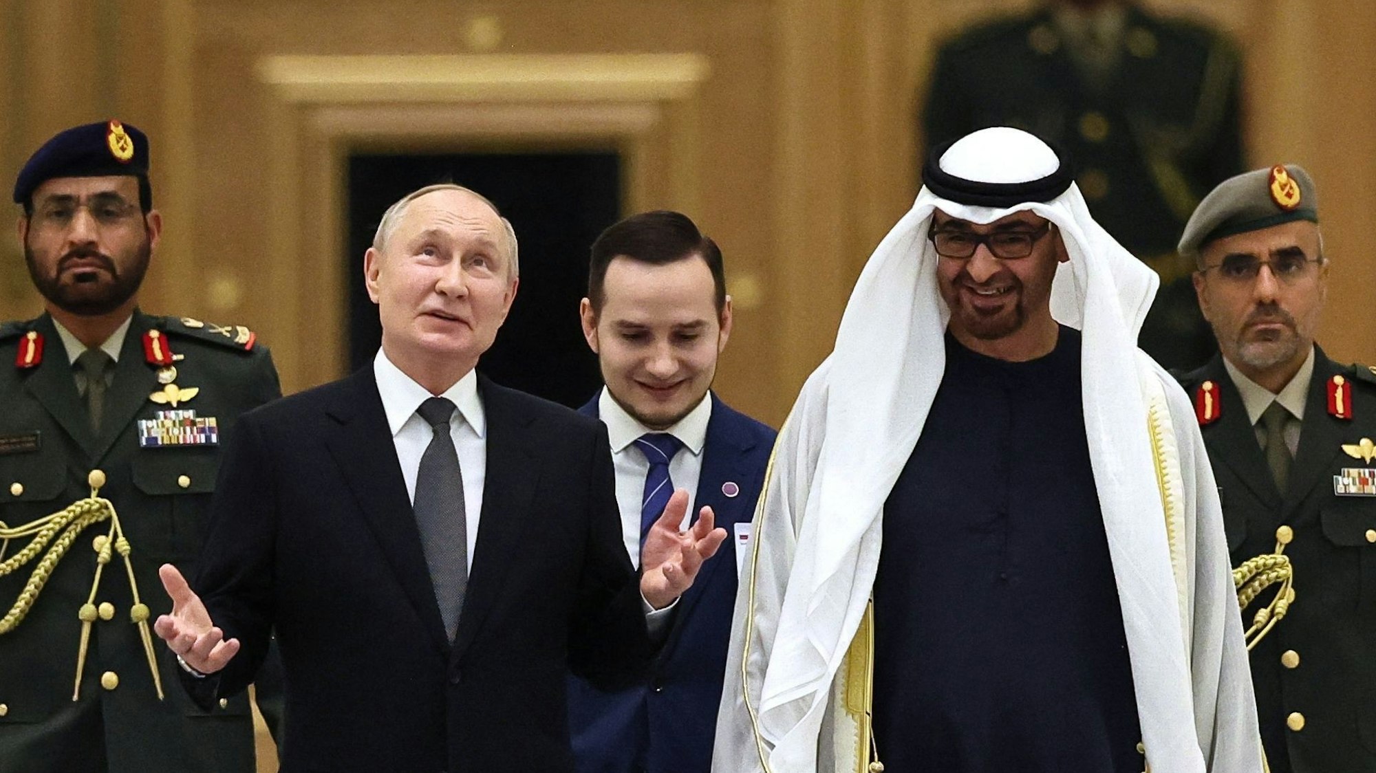 Mohammed bin Zayid Al Nahyan (r), Präsident der Vereinigten Arabischen Emirate, und Wladimir Putin, Präsident von Russland,