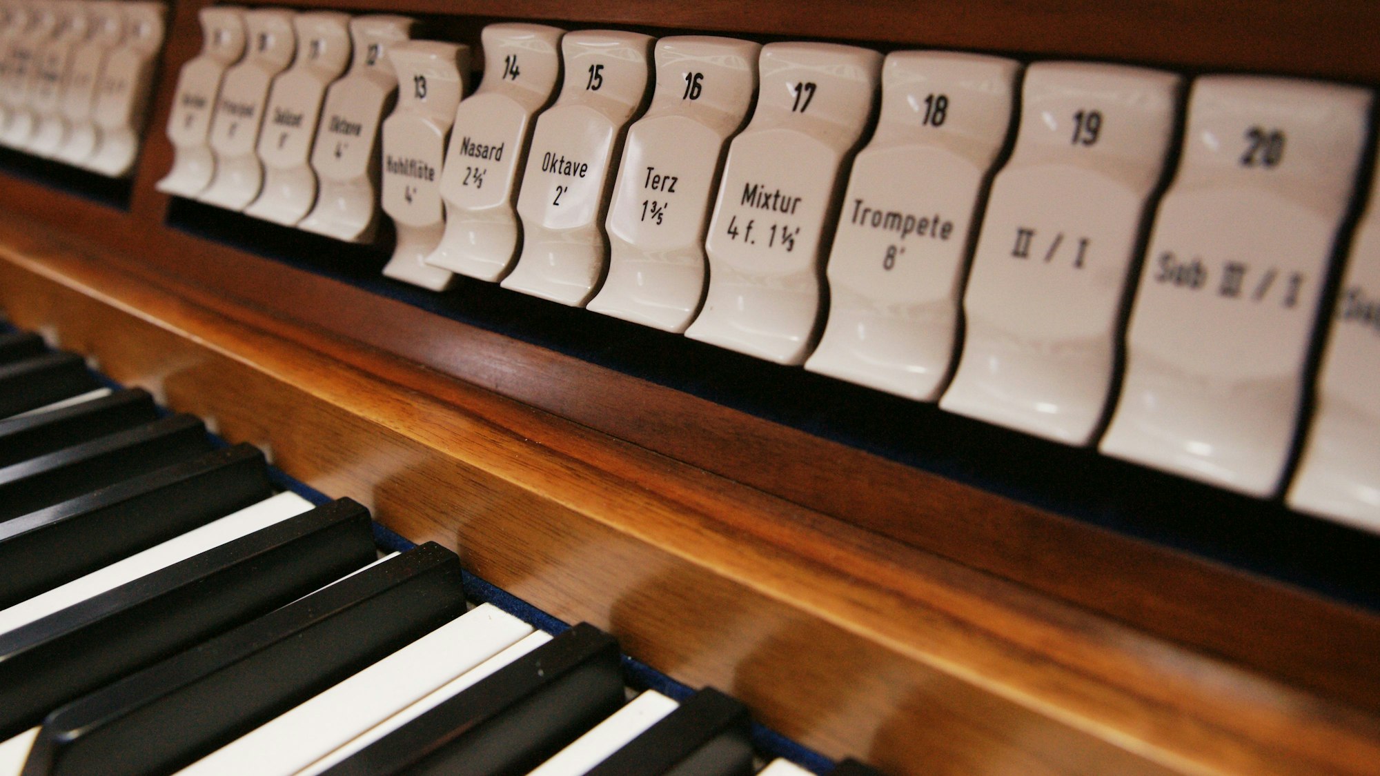 Das Bild zeigt die Tastatur einer Kirchenorgel.