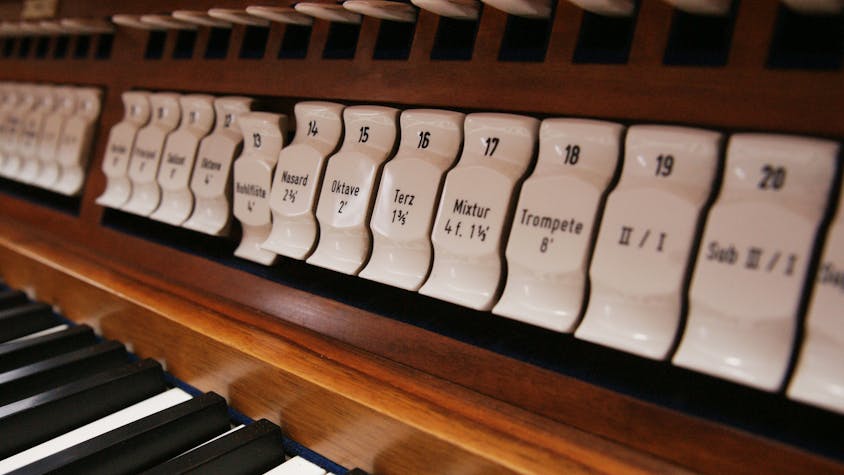 Das Bild zeigt die Tastatur einer Kirchenorgel.