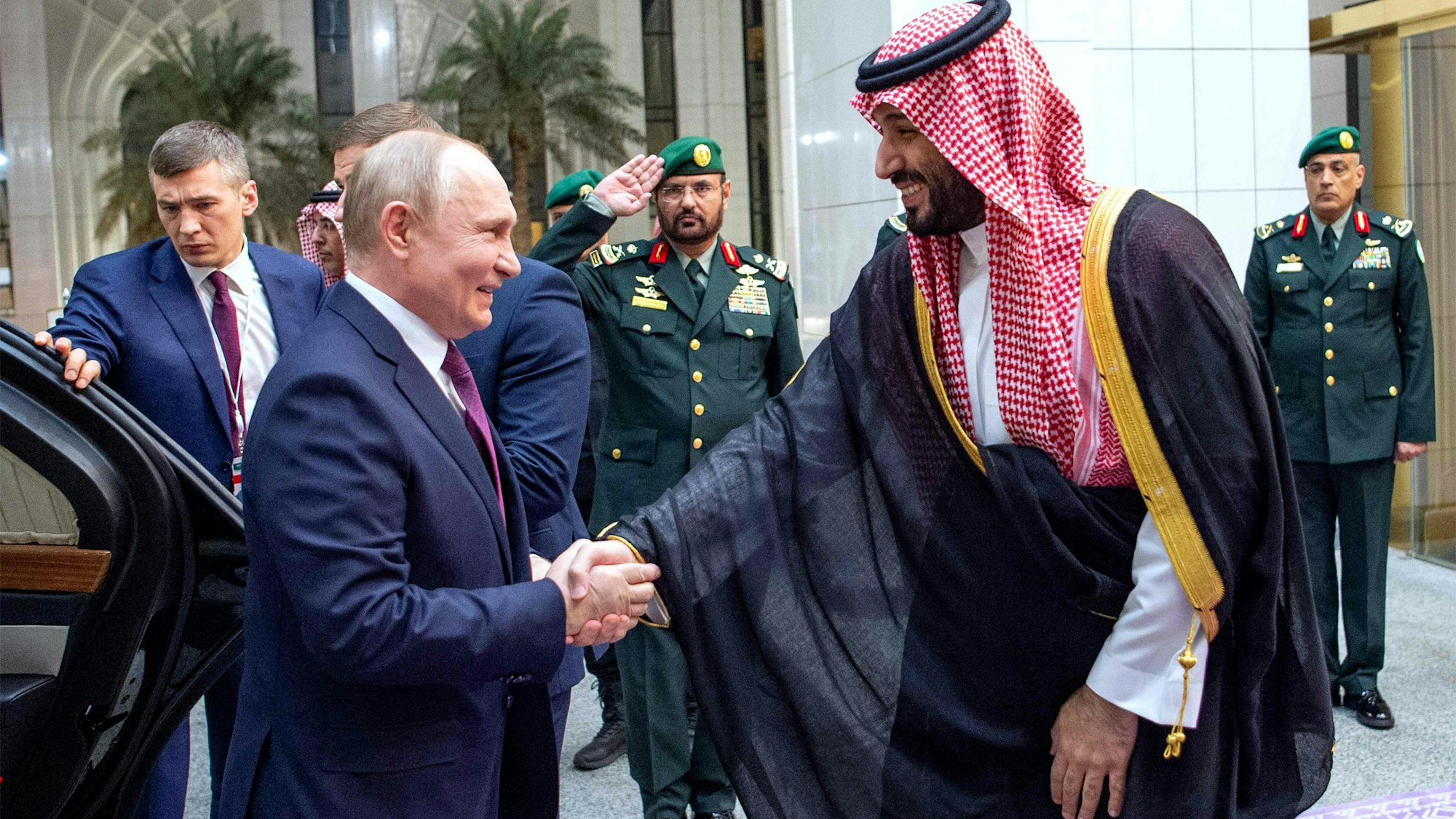 Wladimir Putin beim Handschlag mit Kronprinz Mohammed bin Salman nach seiner Ankunft in Saudi-Arabien. Zuvor hatte der Kremlchef Abu Dhabi besucht.
