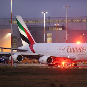 Ein Airbus A380 der arabischen Fluggesellschaft Emirates steht an einem Rollfeld vor einem roten Warnlicht. (Symbolbild)