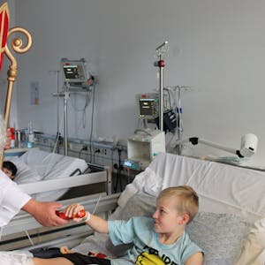 Der Nikolaus hat die Kinder der Asklepios-Klinik Sankt Augustin besucht.