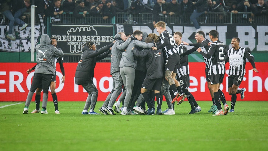 Die Spieler von Borussia Mönchengladbach in einer Jubel-Traube.