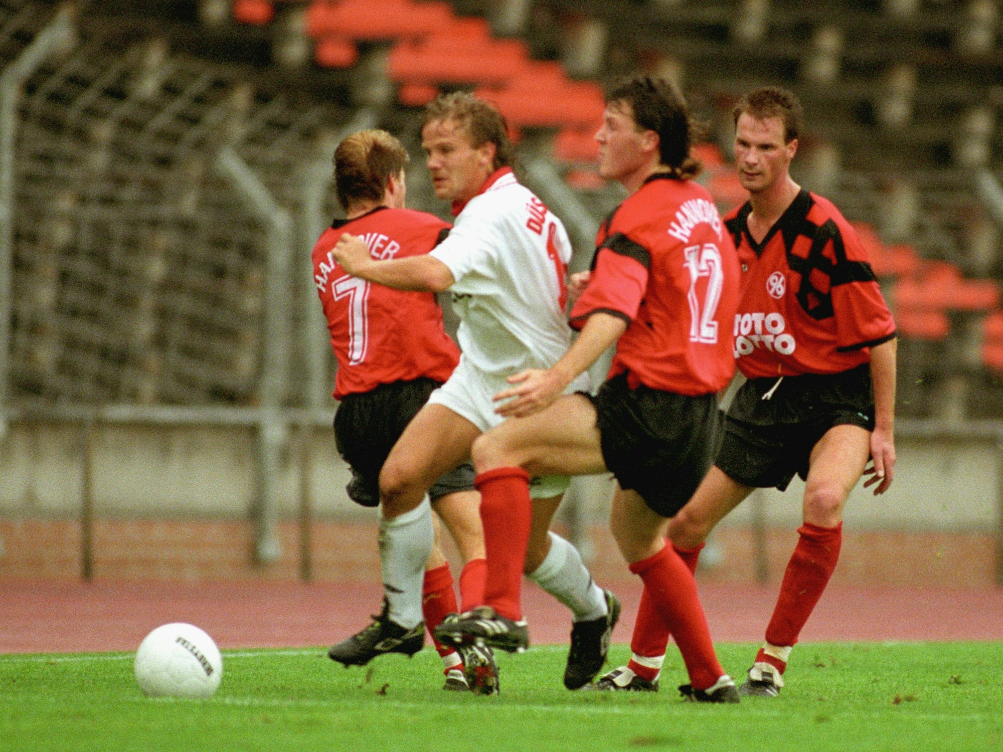 Stefan Minkwitz im Zweikampf mit drei Spielern von Hannover 96.