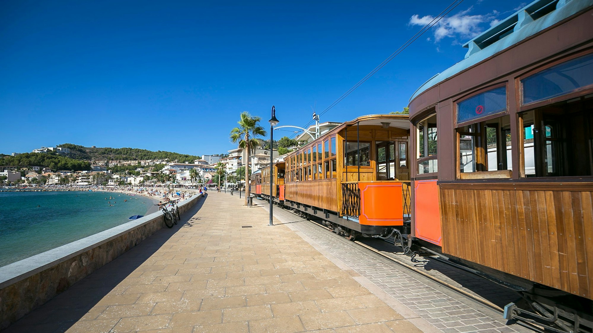 Eine historische Straßenbahn steht am Meer in Soller, Mallorca.