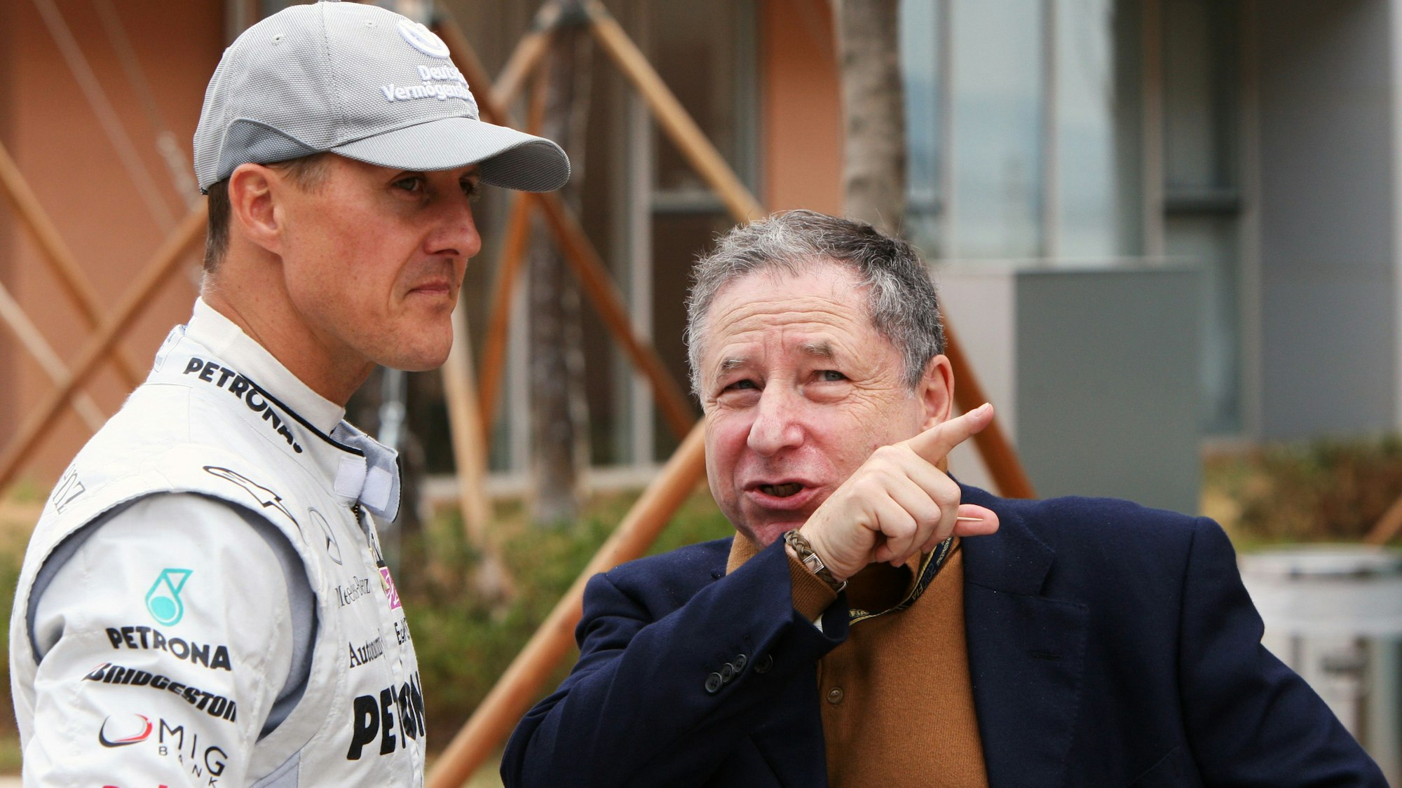 Michael Schumacher spricht am Rande eines Rennens der Formel 1 mit Jean Todt.
