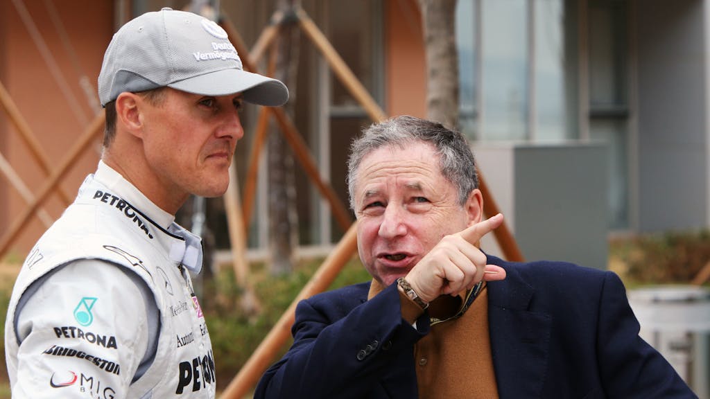 Michael Schumacher spricht am Rande eines Rennens der Formel 1 mit Jean Todt.
