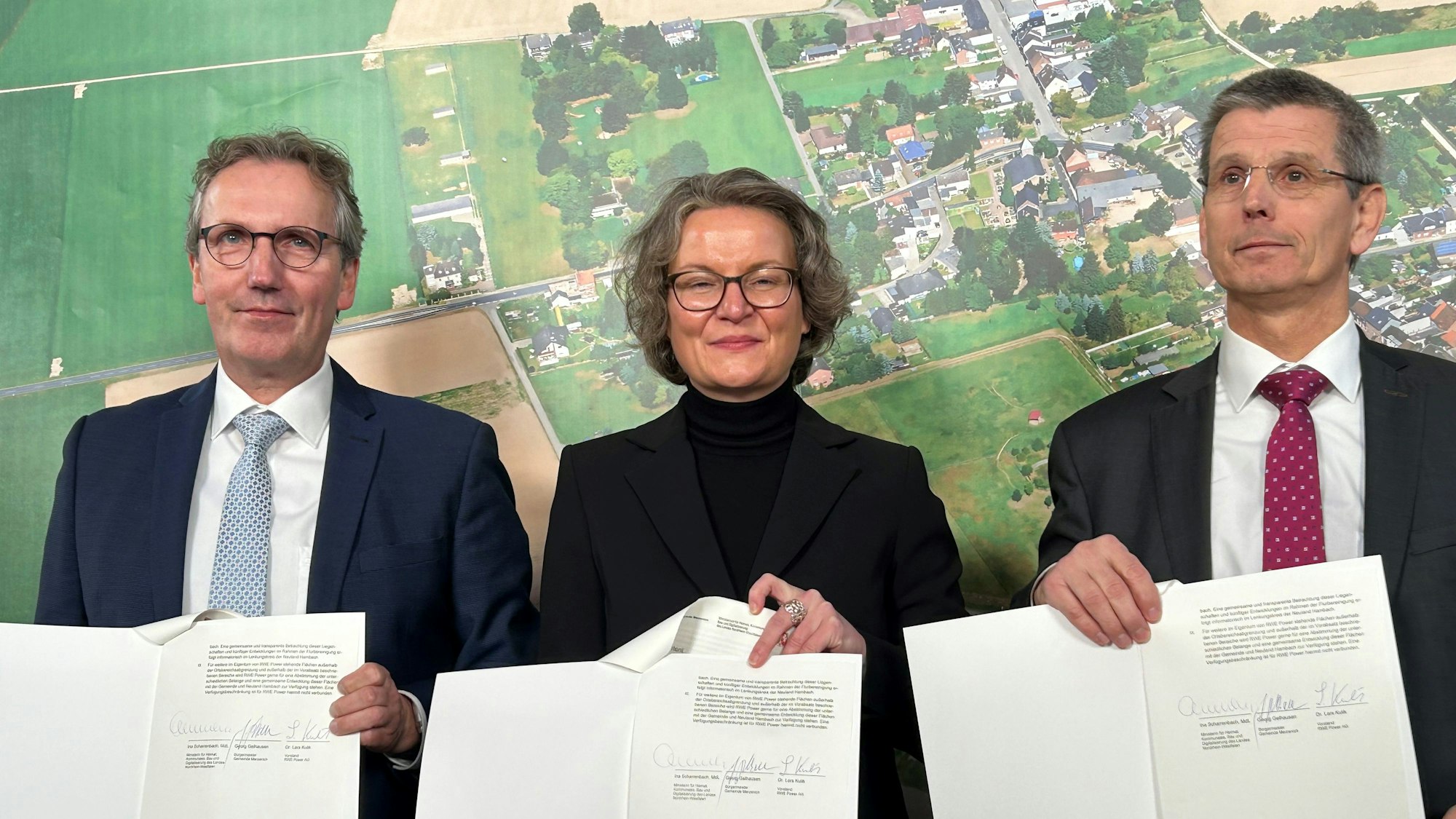 Bei der Vertragsunterzeichnung am 7.12.2023: Merzenichs Bürgermeister Georg Gelhausen, Kommunalministerin Ina Scharrenbach und RWE-Vorstand Lars Kulik. 
