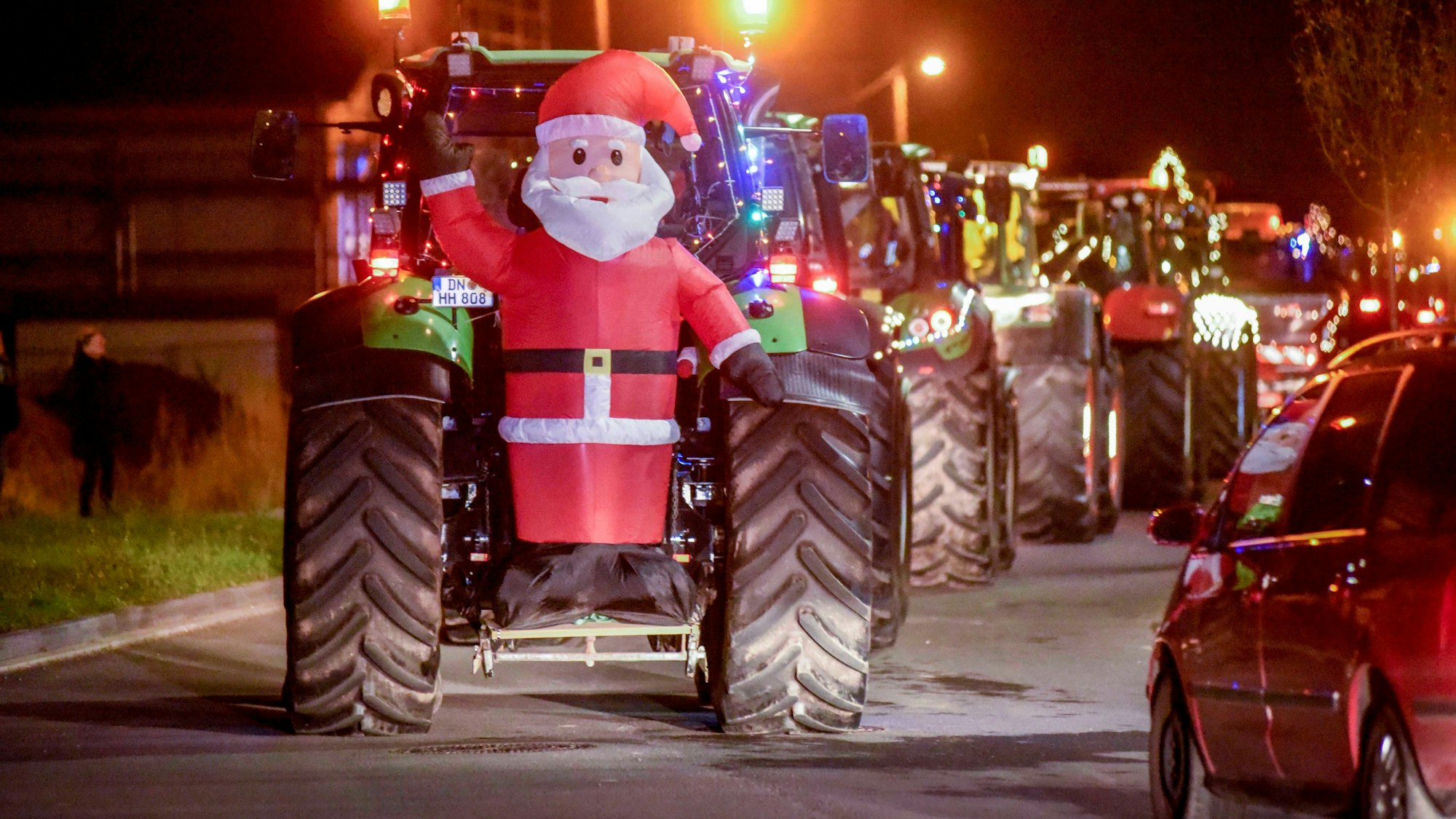 Auf dem Foto sind weihnachtlich geschmückte Traktoren zu sehen.