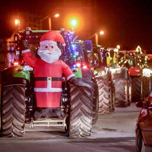 Auf dem Foto sind weihnachtlich geschmückte Traktoren zu sehen.