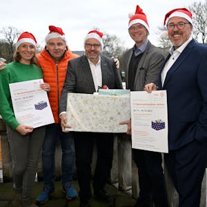 Freude im Karton: Die Gladbacher Tafel packt Weihnachtspakete, denen es finanziell nicht gut geht. Mit dabei Bürgermeister Frank Stein.