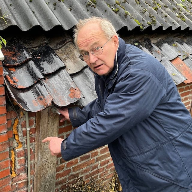 Jan Wigboldus aus Groningen zeigt die Schäden an seinem Hof.