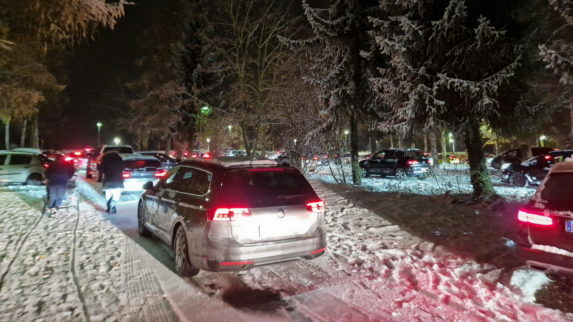 Autos auf dem zugeschneiten Parkplatz vor dem Phantasialand.